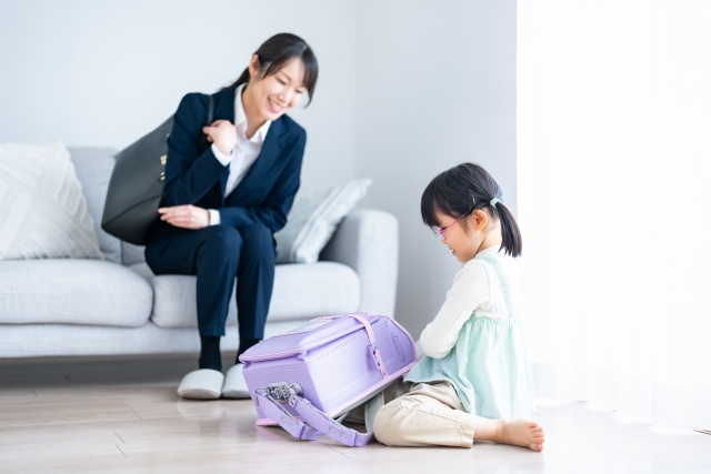 学校の準備をする子を優しく見守るママ
